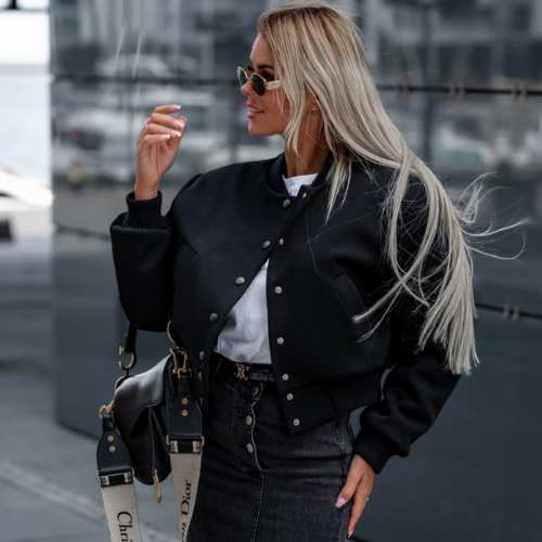 Romy | Short Bomberjack met knopen in de kleur Zwart voor dames in Streetwear stijl ideaal voor de herfst.