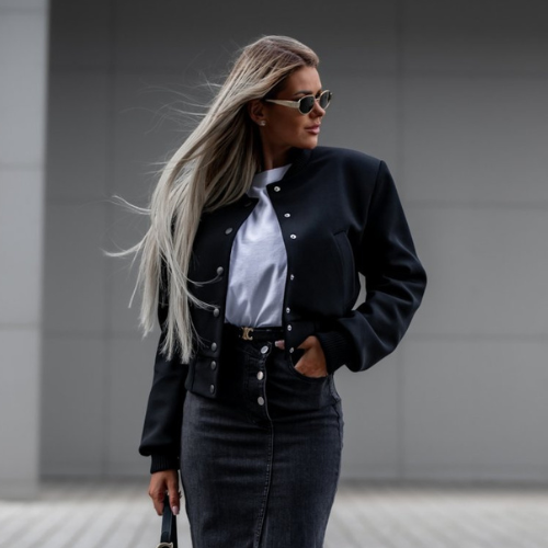 Romy | Short Bomberjack met knopen in de kleur Zwart voor dames in Streetwear stijl ideaal voor de herfst.