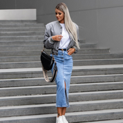 Romy | Short Bomberjack met knopen in de kleur Zwart voor dames in Streetwear stijl ideaal voor de herfst.