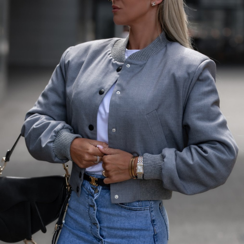 Romy | Short Bomberjack met knopen in de kleur Grijs voor dames in Streetwear stijl ideaal voor de herfst.