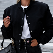 Romy | Short Bomberjack met knopen in de kleur Zwart voor dames in Streetwear stijl ideaal voor de herfst.