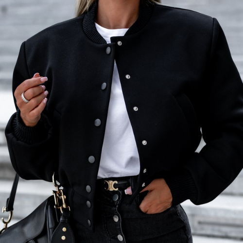 Romy | Short Bomberjack met knopen in de kleur Zwart voor dames in Streetwear stijl ideaal voor de herfst.