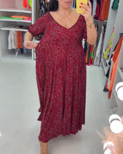 Rood jurkje met V-hals in de kleur Rood voor dames in stijl ideaal voor de herfst.