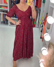 Rood jurkje met V-hals in de kleur Rood voor dames in stijl ideaal voor de herfst.