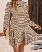 Stijlvolle Jurk met lange mouwen in de kleur Bruin voor dames in stijl ideaal voor de lente.