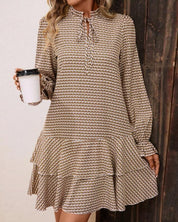 Stijlvolle Jurk met lange mouwen in de kleur Bruin voor dames in stijl ideaal voor de lente.