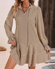 Stijlvolle Jurk met lange mouwen in de kleur Bruin voor dames in stijl ideaal voor de lente.