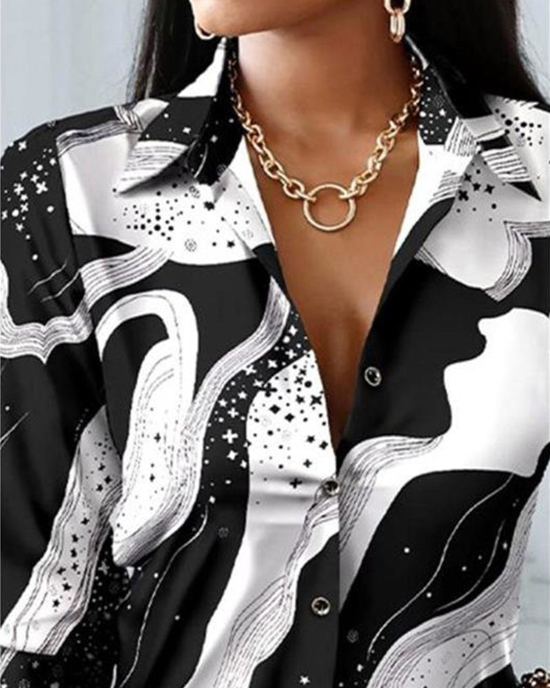 Stijlvolle zwart witte blouse in de kleur Zwart voor dames in stijl ideaal voor de herfst.