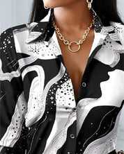 Stijlvolle zwart witte blouse in de kleur Zwart voor dames in stijl ideaal voor de herfst.