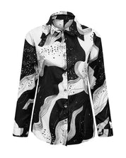 Stijlvolle zwart witte blouse in de kleur Zwart voor dames in stijl ideaal voor de herfst.