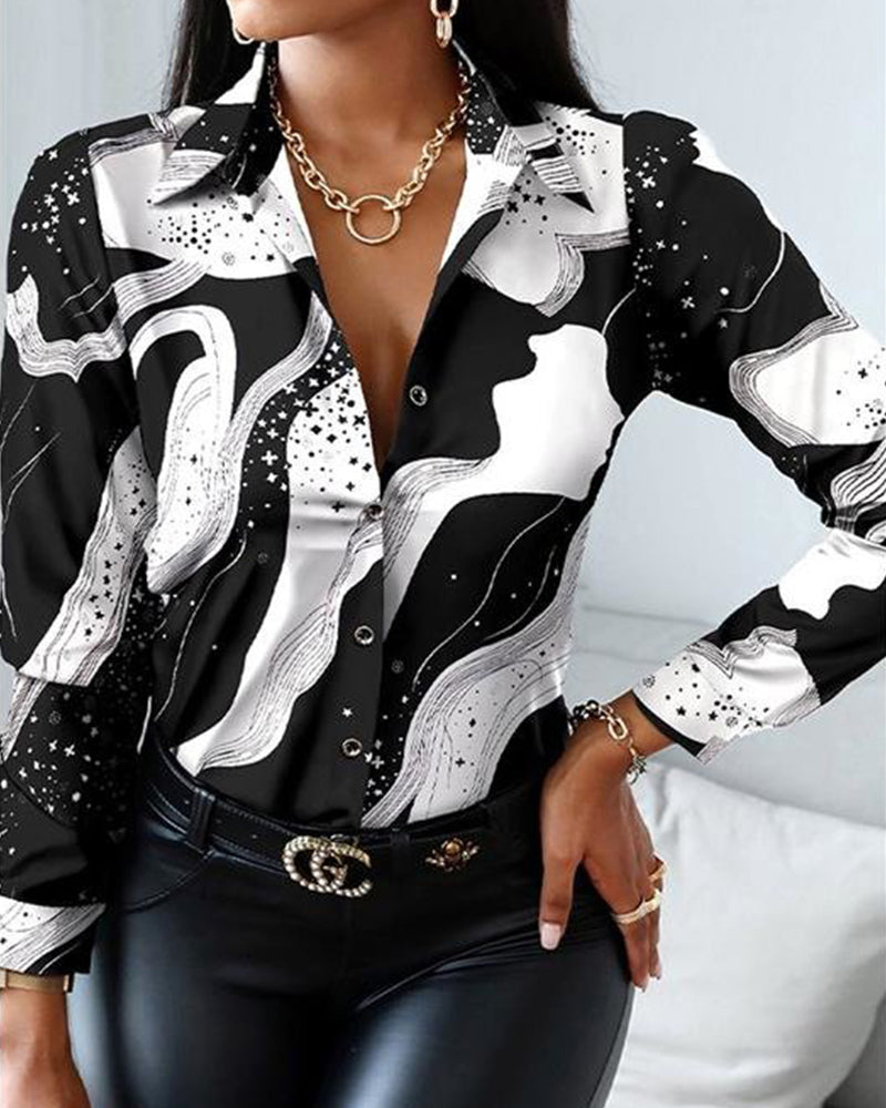 Stijlvolle zwart witte blouse in de kleur Zwart voor dames in stijl ideaal voor de herfst.