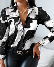 Stijlvolle zwart witte blouse in de kleur Zwart voor dames in stijl ideaal voor de herfst.