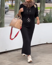 Sweaterjurk met zijsplitten en een ronde halslijn in de kleur Zwart voor dames in Casual stijl ideaal voor de herfst.