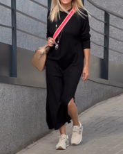 Sweaterjurk met zijsplitten en een ronde halslijn in de kleur Zwart voor dames in Casual stijl ideaal voor de herfst.