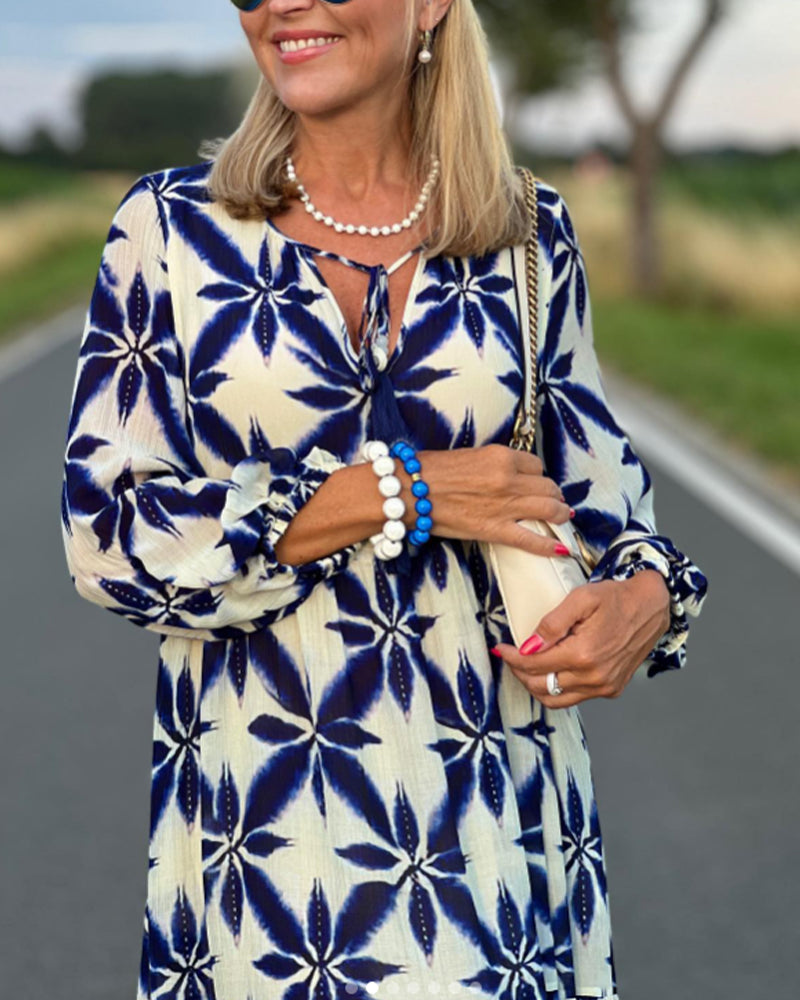 V-hals Jurk Molly in de kleur Blauw voor dames in stijl ideaal voor de lente.