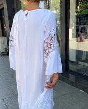 Witte zomerse jurk in de kleur Wit voor dames in stijl ideaal voor de lente.