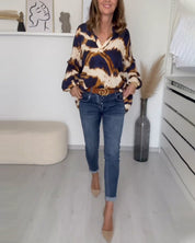 Zomerblouse met V-hals in de kleur Beige voor dames in stijl ideaal voor de herfst.