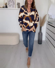 Zomerblouse met V-hals in de kleur Beige voor dames in stijl ideaal voor de herfst.