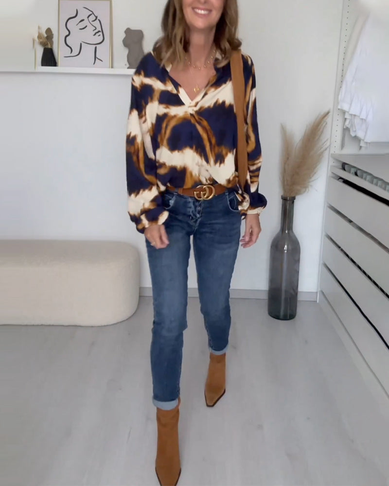 Zomerblouse met V-hals in de kleur Beige voor dames in stijl ideaal voor de herfst.