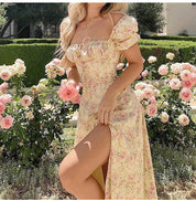 Chique zomerjurk gemaakt van hoogwaardig polyester voor ademend comfort, voorzien van een charmante bloemenprint, sweetheart halslijn en halflange rok. Perfect voor diverse gelegenheden en combineert moeiteloos chique met ontspannen raffinement.