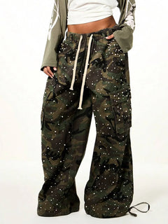 Wide leg cargo pants met camouflage