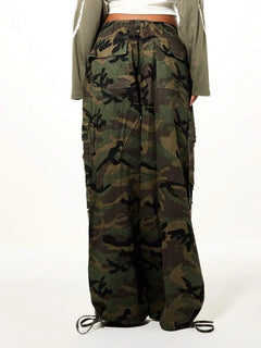 Wide leg cargo pants met camouflage