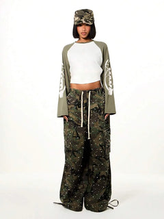 Wide leg cargo pants met camouflage