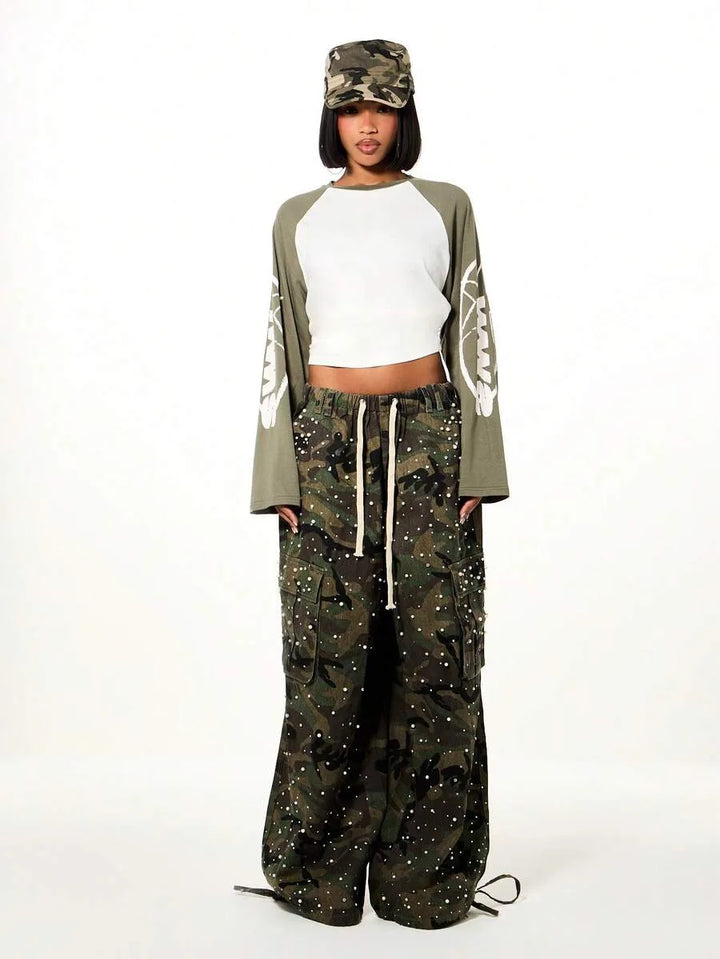 Wide leg cargo pants met camouflage
