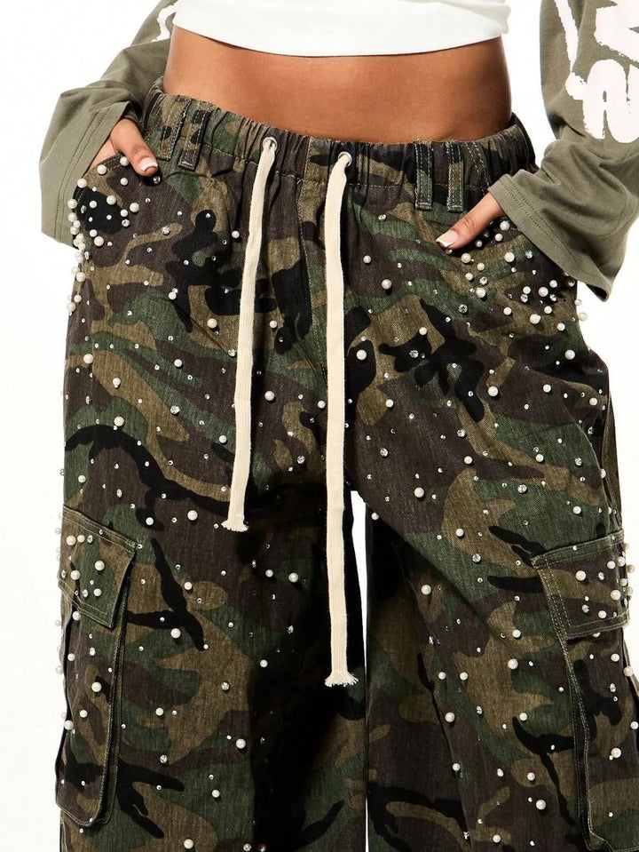 Wide leg cargo pants met camouflage