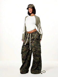 Wide leg cargo pants met camouflage