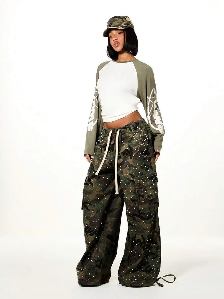 Wide leg cargo pants met camouflage