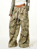 Wide leg cargo pants met camouflage