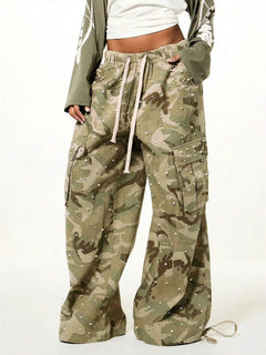 Wide leg cargo pants met camouflage