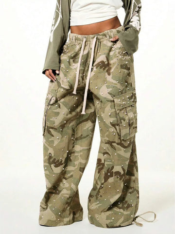 Wide leg cargo pants met camouflage