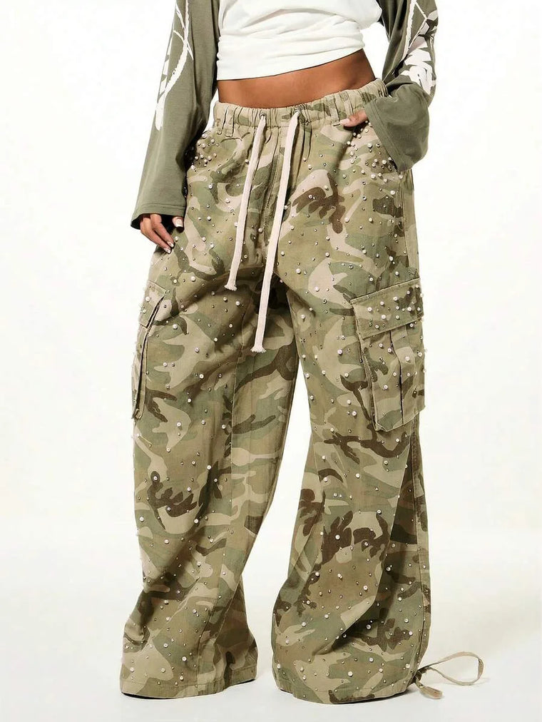 Wide leg cargo pants met camouflage