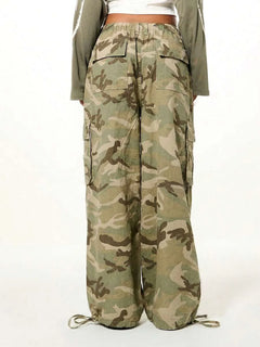 Wide leg cargo pants met camouflage
