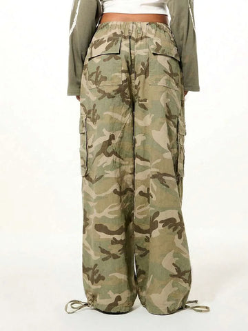 Wide leg cargo pants met camouflage
