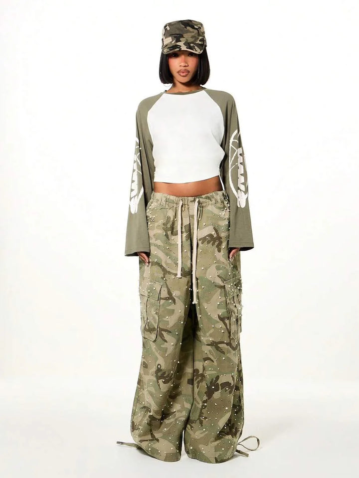 Wide leg cargo pants met camouflage