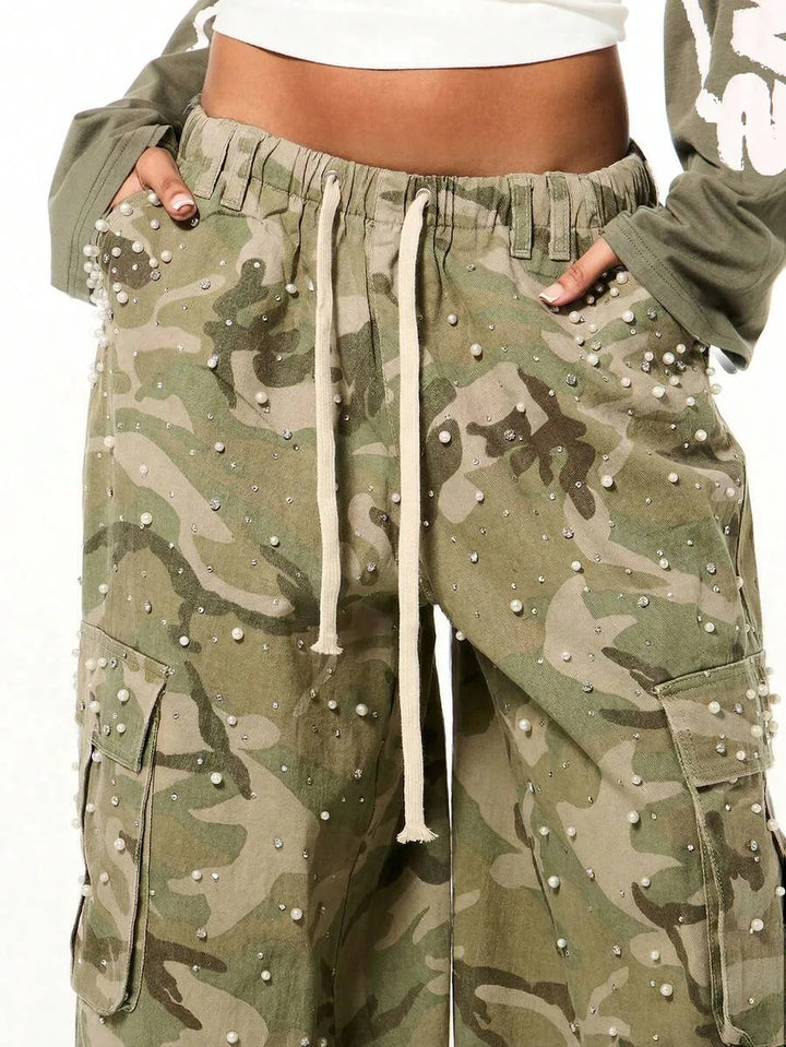Wide leg cargo pants met camouflage