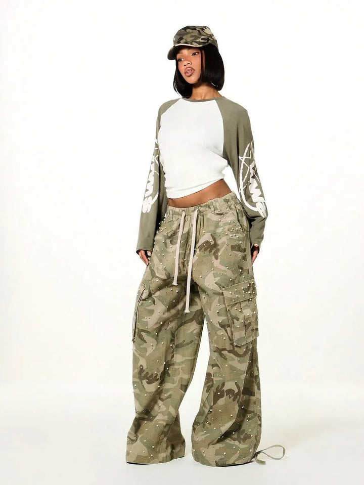 Wide leg cargo pants met camouflage