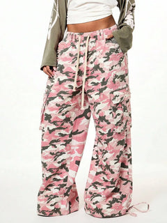 Wide leg cargo pants met camouflage