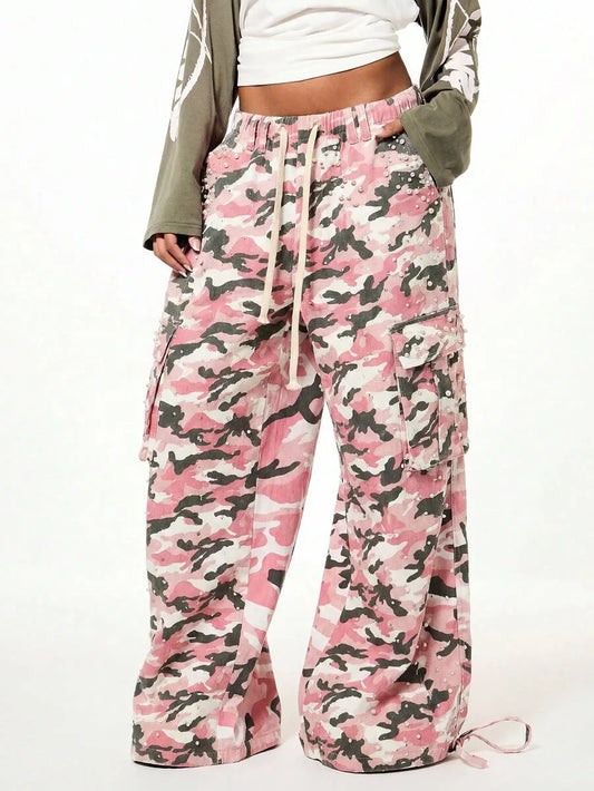 Wide leg cargo pants met camouflage