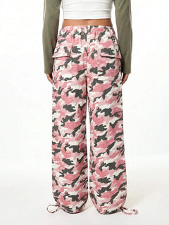 Wide leg cargo pants met camouflage