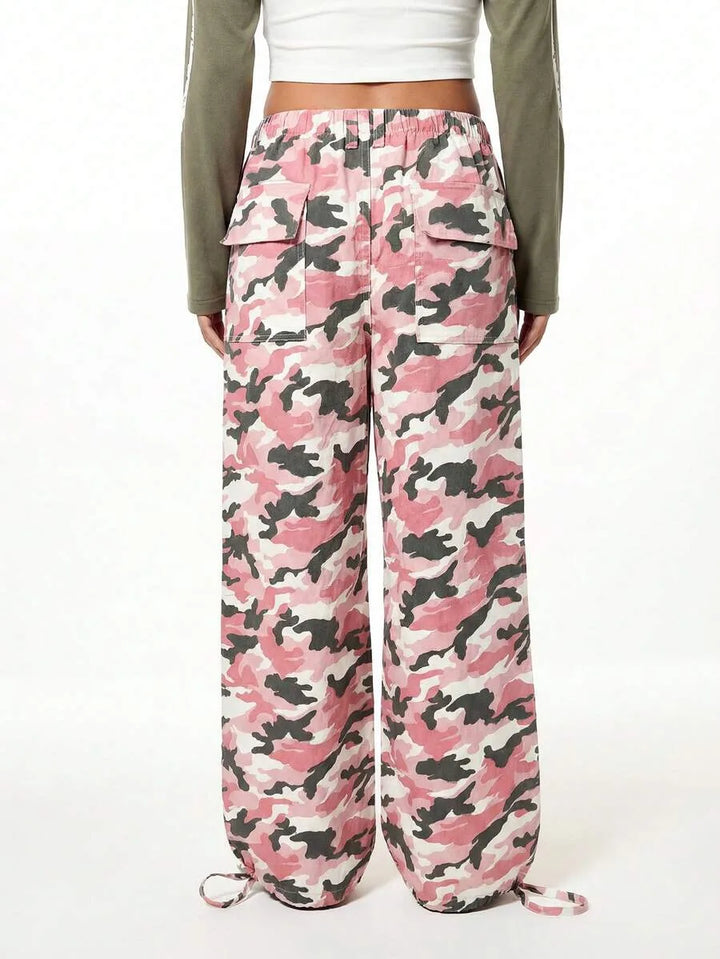 Wide leg cargo pants met camouflage