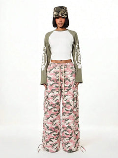 Wide leg cargo pants met camouflage