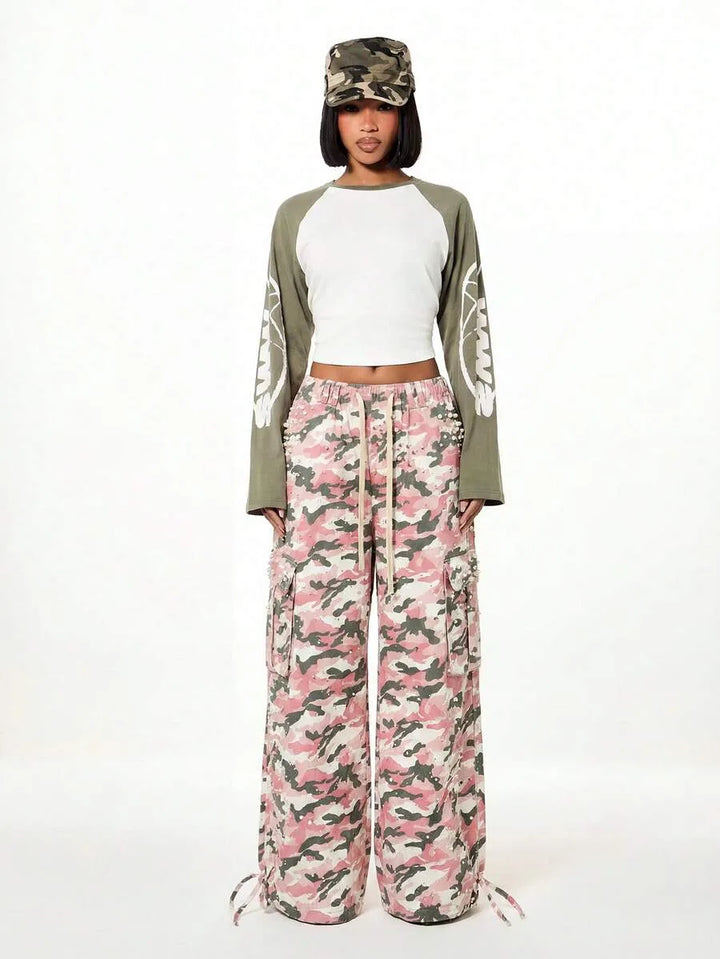 Wide leg cargo pants met camouflage