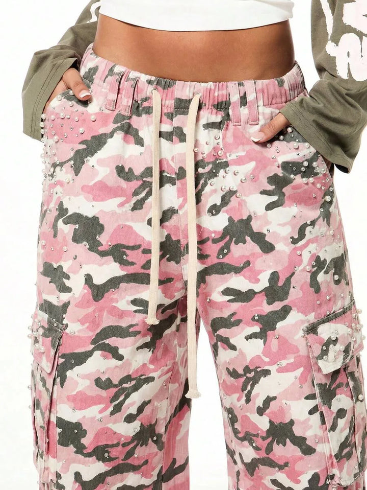 Wide leg cargo pants met camouflage