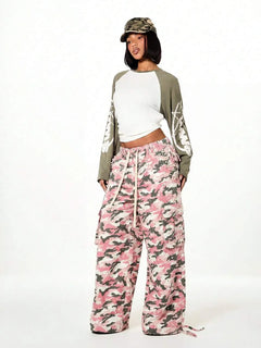 Wide leg cargo pants met camouflage