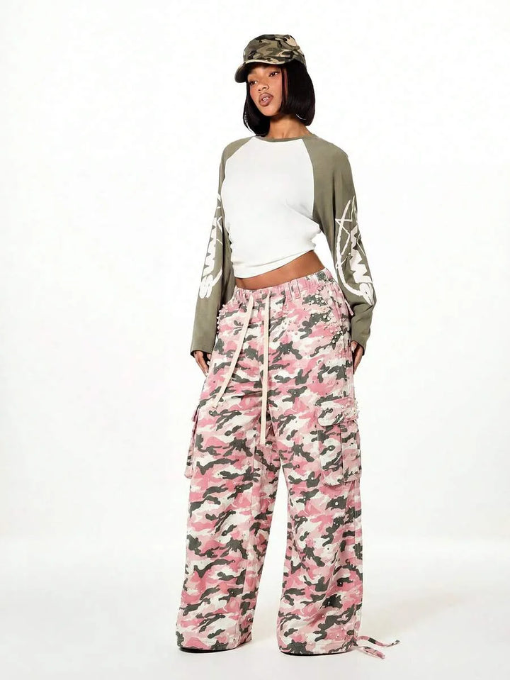 Wide leg cargo pants met camouflage
