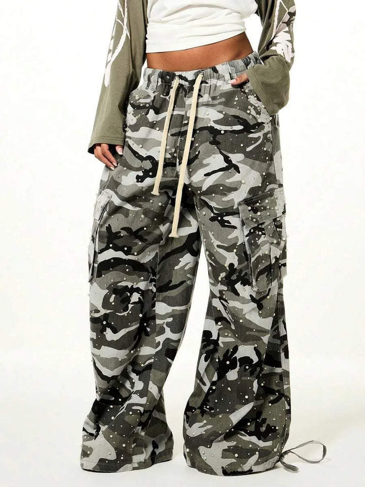 Wide leg cargo pants met camouflage